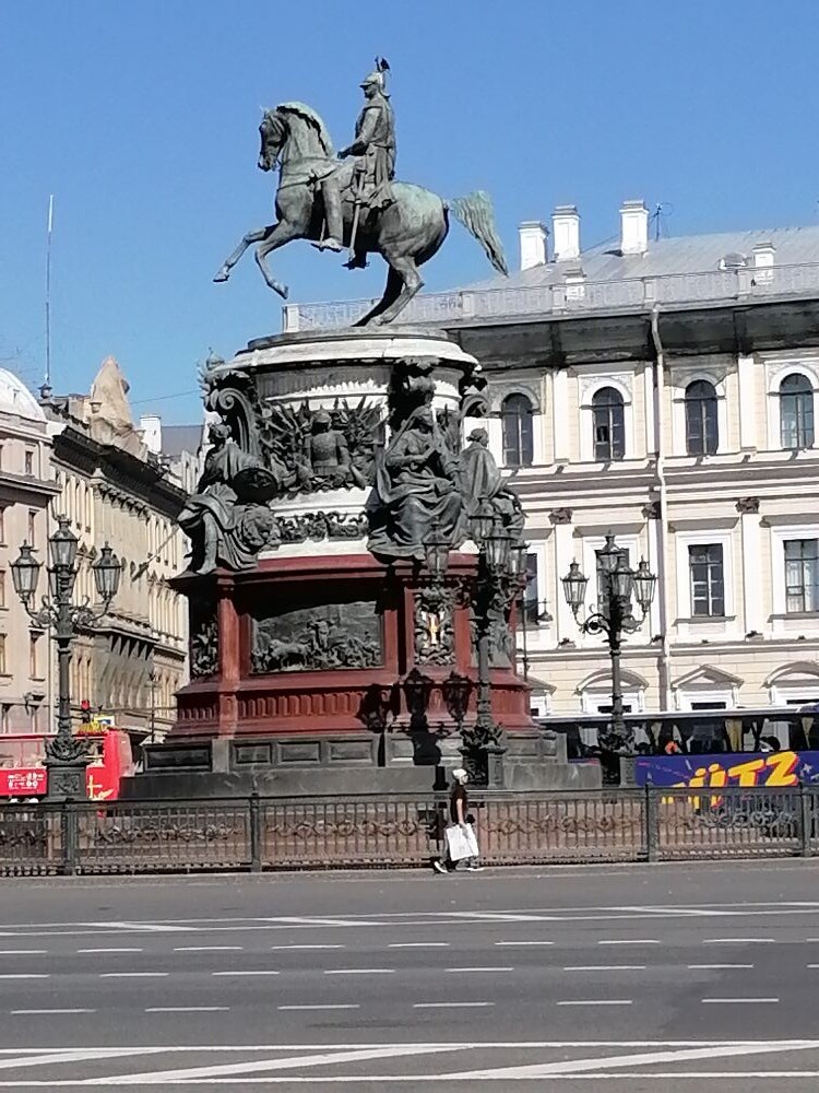 Памятник Николаю 1.