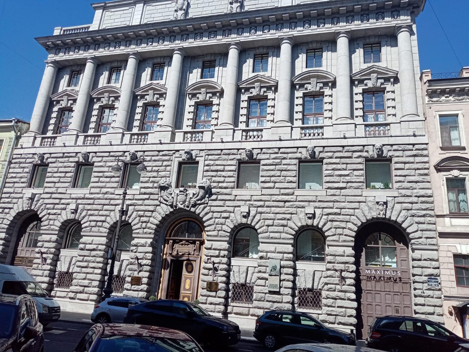 Прогулки по Петербургу  с колоннадой на зданиях набережных.