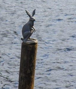 скульптура в Петербурге зайца у моста  на Заячьем острове